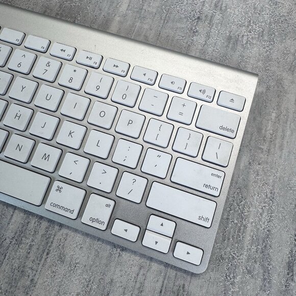 Genuine Apple Wireless Keyboard (A1314) - White/Silver QWERTY Tested - Picture 3 of 5